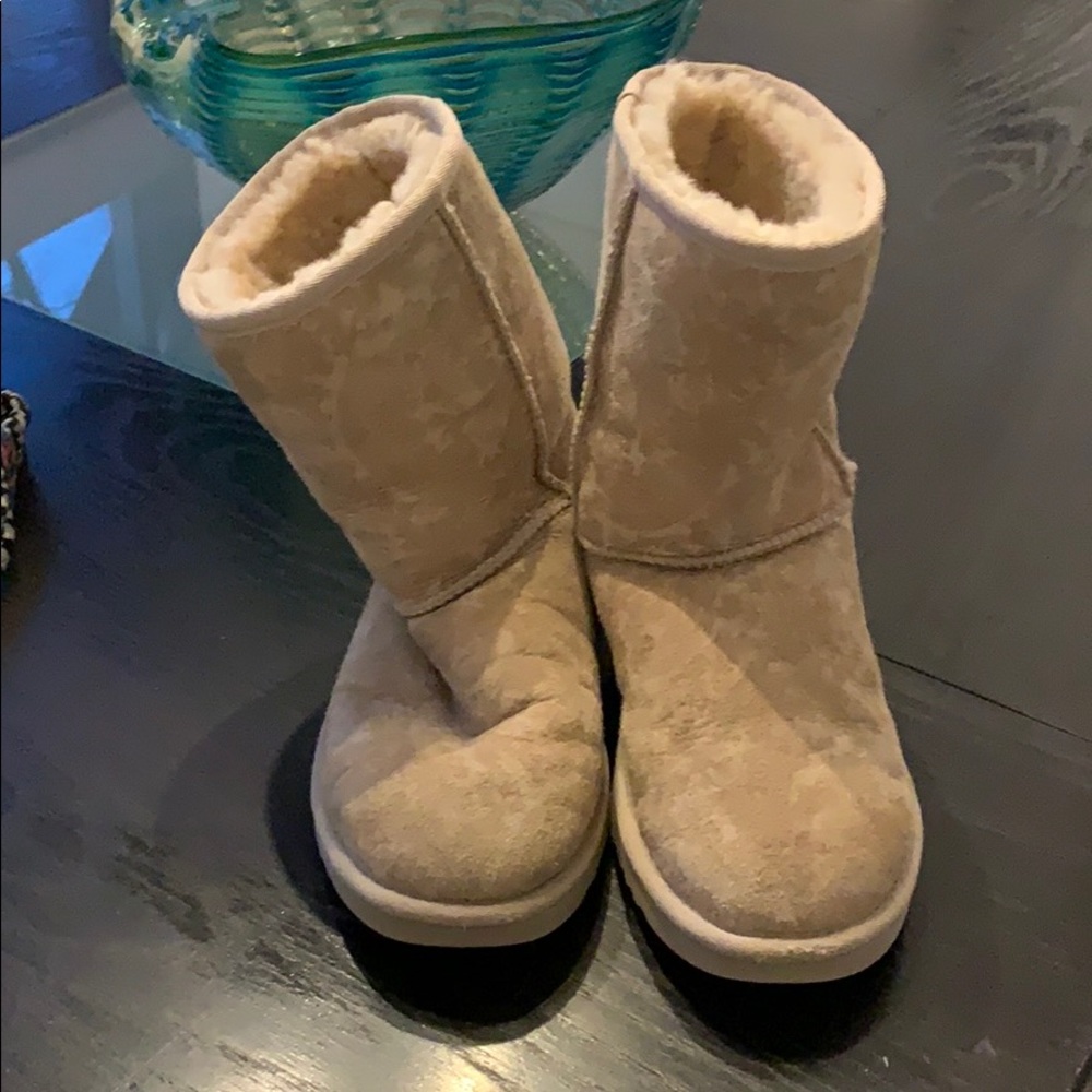 Women’s Ugg classic short parsley pattern size 7